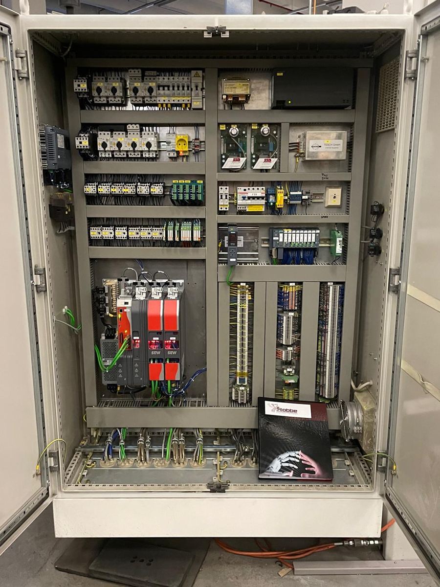 Modernisierter Schaltschrank mit Steuerungs- und Antriebstechnik