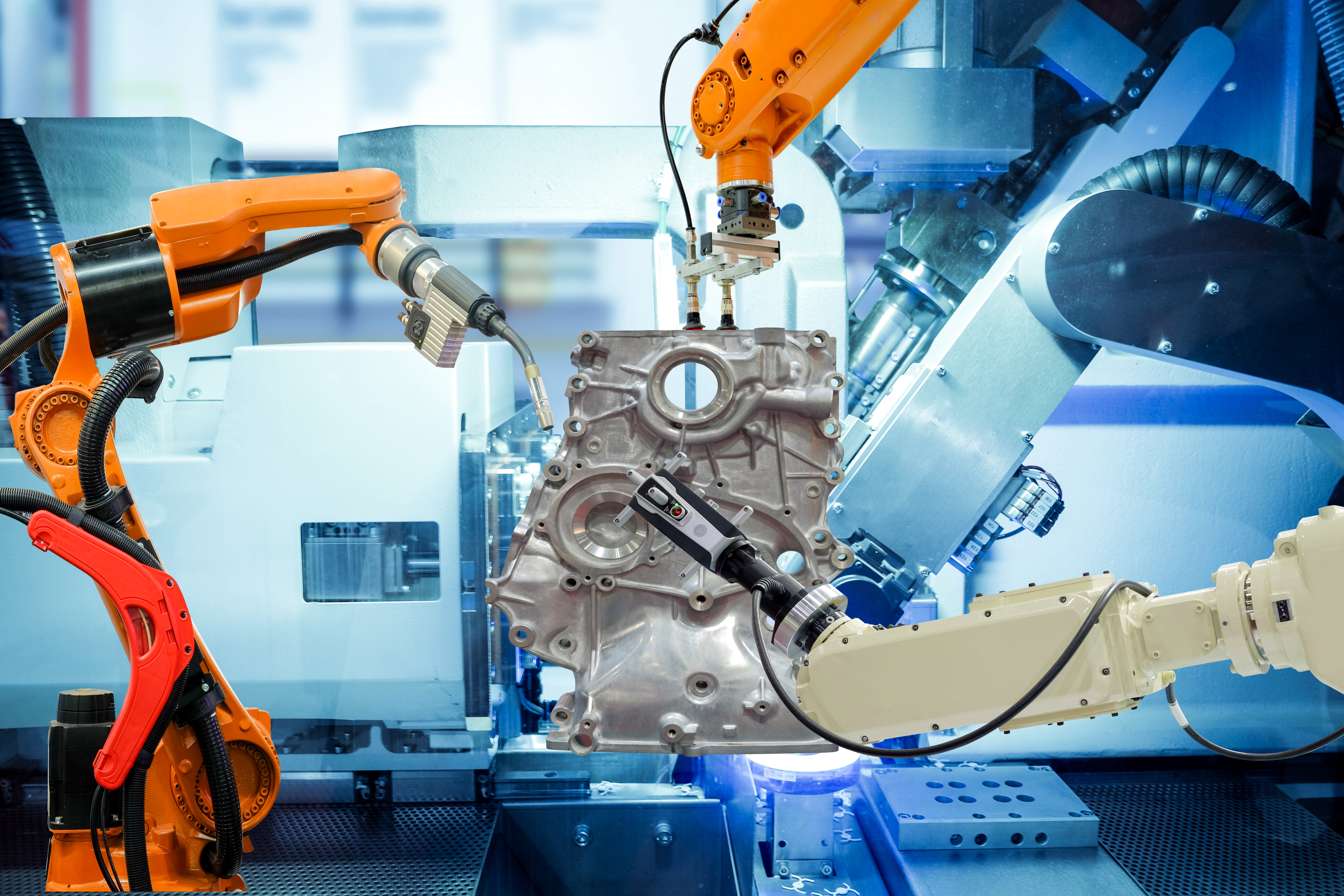 Industrieroboter bei der automatisierten Werkstückbearbeitung – Stockfoto