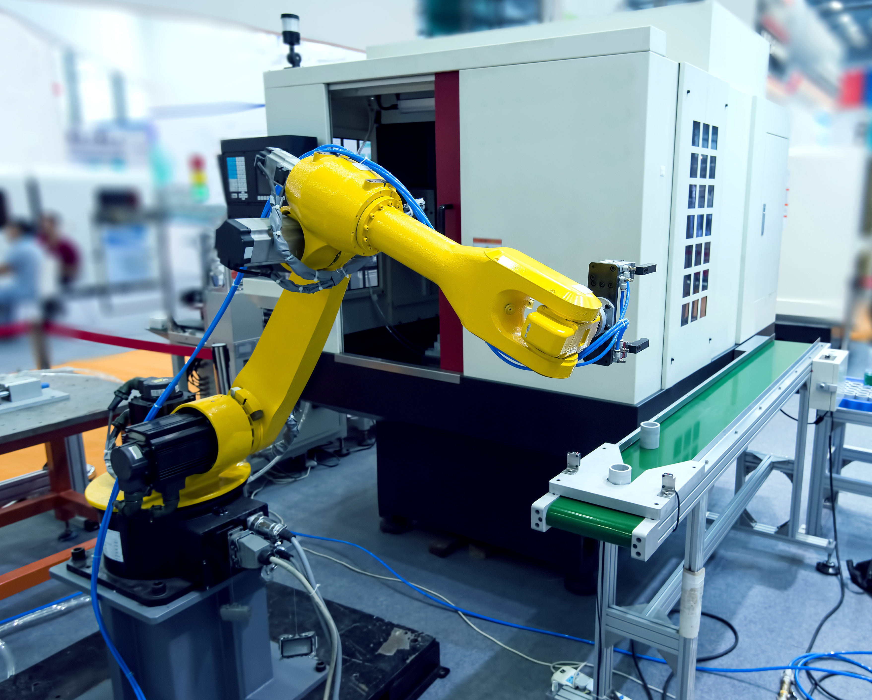Industrieroboter bei der automatisierten Werkstückbearbeitung – Stockfoto